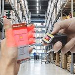 Nositelný Bluetooth 2D skener čárových kódů Posunitech GS02 s rukavicí, odolný proti prachu a vodě, vhodný pro sklady a logistiku.